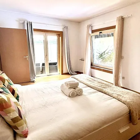 5 Party Villa, 10 Mins To * Porto