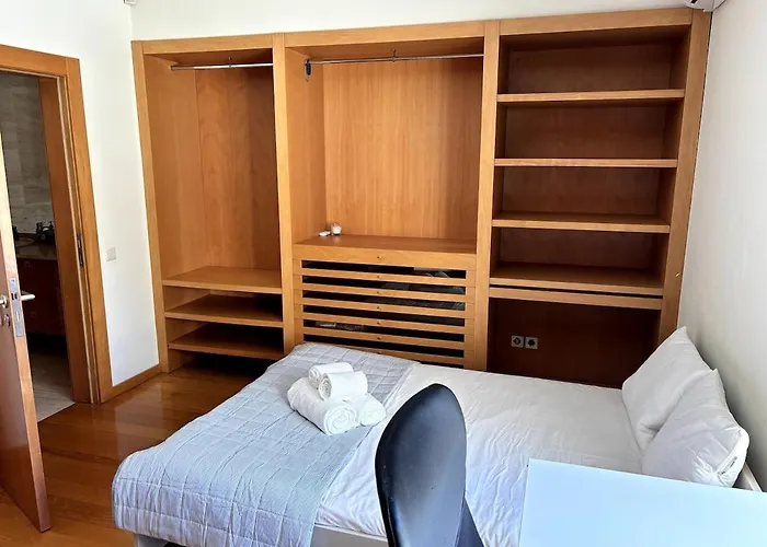 5 Party Villa, 10 Mins To *