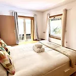 5 Party Villa, 10 Mins To * Porto