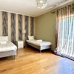 Holiday home 5 Party Villa, 10 Mins To *