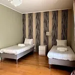 5 Party Villa, 10 Mins To * Porto