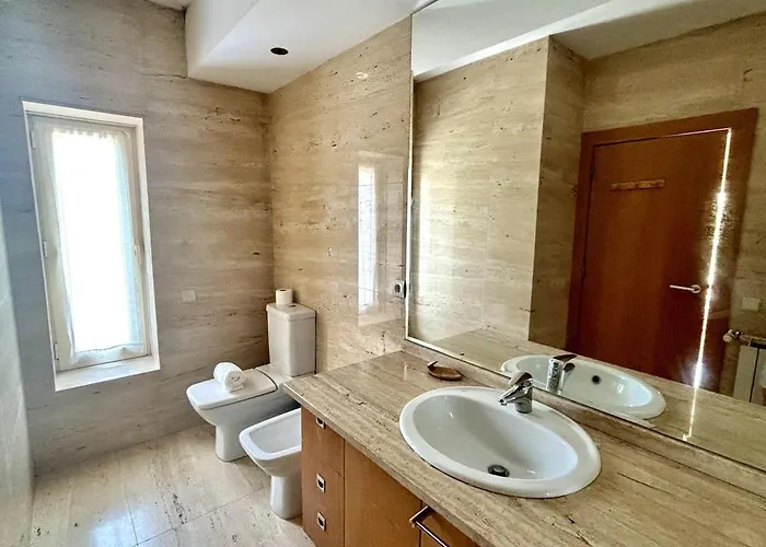 5 Party Villa, 10 Mins To * Oporto