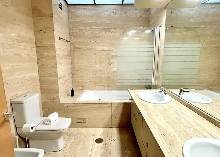 5 Party Villa, 10 Mins To * Oporto