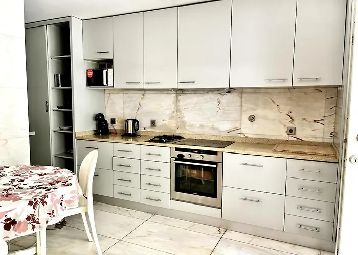 5 Party Villa, 10 Mins To Oporto