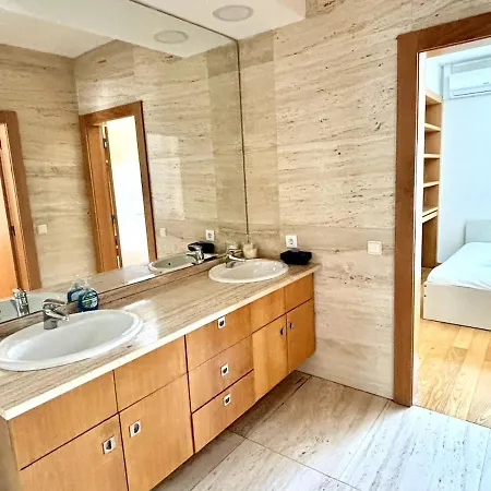 Feriehus 5 Party Villa, 10 Mins To *