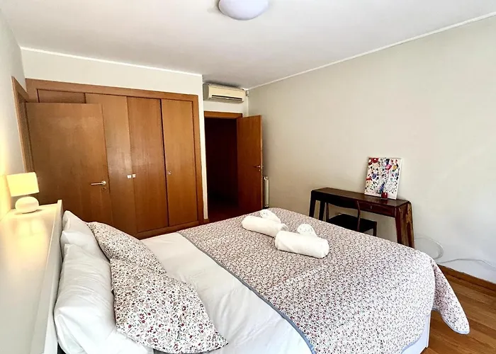 5 Party Villa, 10 Mins To *