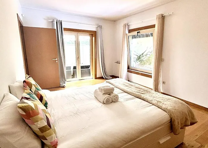 5 Party Villa, 10 Mins To * Porto