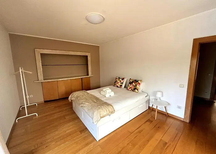 5 Party Villa, 10 Mins To Dom wakacyjny Porto